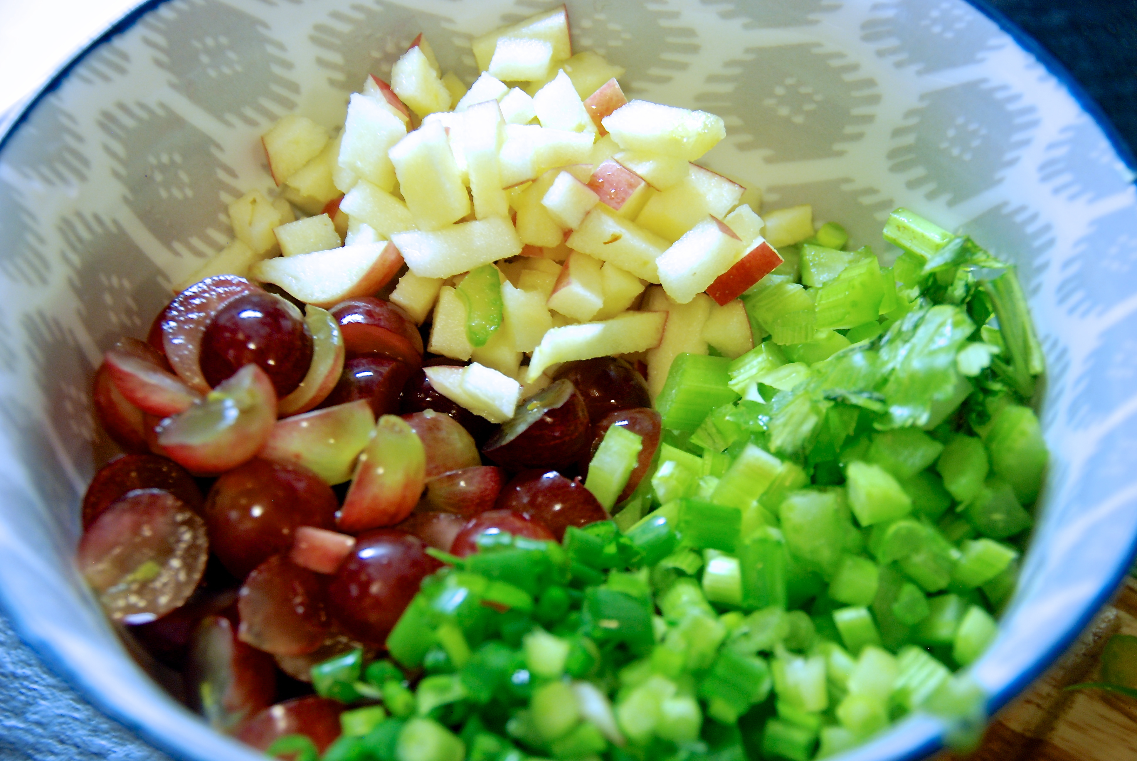 Рецепт салата с яблоками и виноградом рецепт с фото